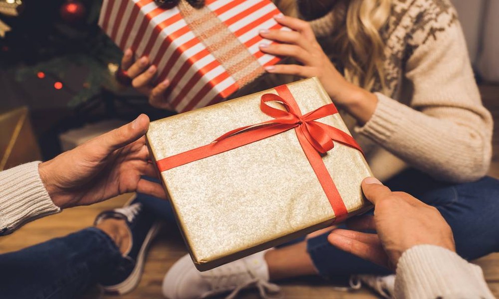 How Classic And Modern Gifts Balance Tradition With Contemporary Elegance